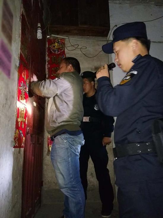 济南粗心妈妈误将幼女锁家中 